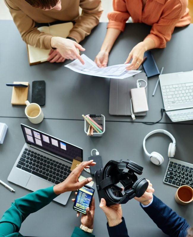 teamwork-of-programmers-at-table-at-meeting.jpg